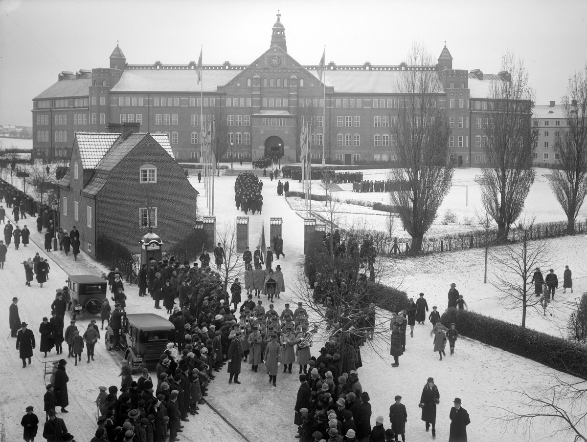 En disig vinterdag 1927 togs denna bild med anledning av 300-årsjubileet av Linköpings läroverk. Det nya läroverket i fonden stod färdigt 1915, uppfört efter ritningar av Axel Brunskog.