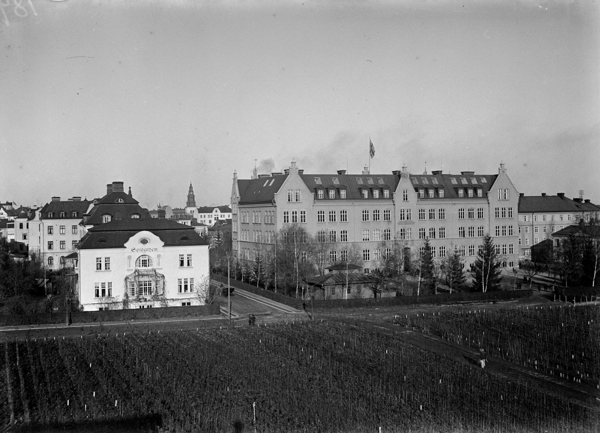 Vy av Nya Soldathemmet i Linköping. Fotograferat från en höjd i Trädgårdsföreningen, omkring 1921-1924.