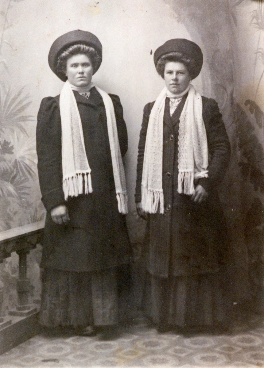 Portrett av Birgit Nilsdtr. Lien .d.y. gift Storedal. til v.denandreer ukjent.