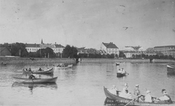 Postkort, Hamar by sett fra Hamarbukta, Bypanorama med robåt