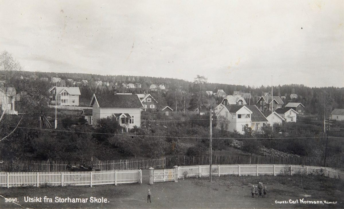 Postkort, Hamar, utsikt fra Storhamar skole, skolegård, villa, boligbygging på Bondesvea, Fredrik Monsens gate 52, stakitt,