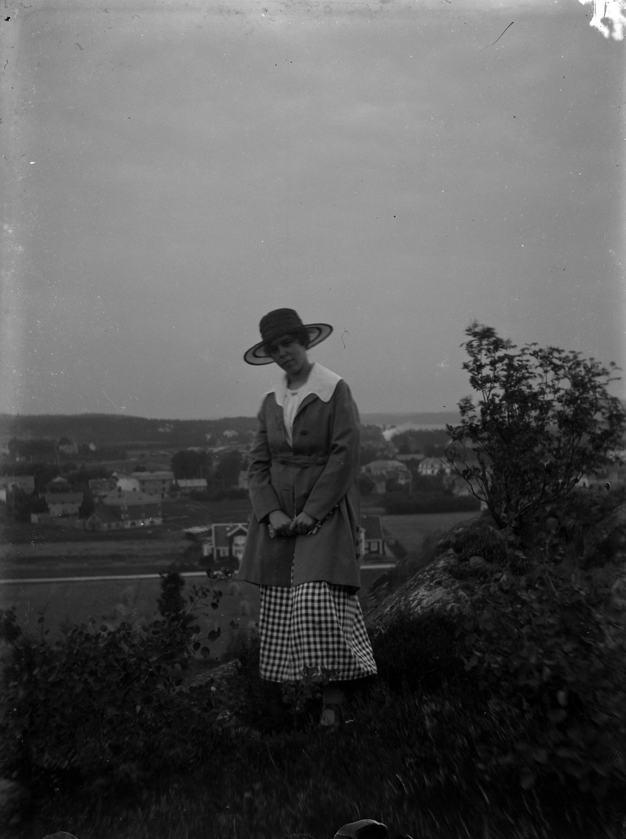 Enkvinna med randig hatt fotograferad vid utsikt från Häradsberget.