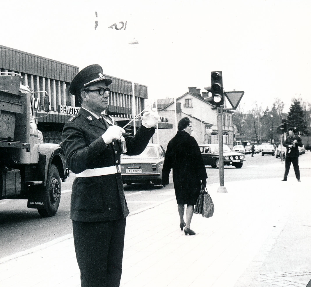 Regementets och försvarsområdets dag den 4 maj 1974

Bild. 1-5 Regionmusikkåren under ledning av regionkapellmästare Åke Dohlin inleder regementets dag med spelningar på olika platser i Strängnäs.
Här underhåller kåren vid Gyllenhjelmstorget mitt i staden.