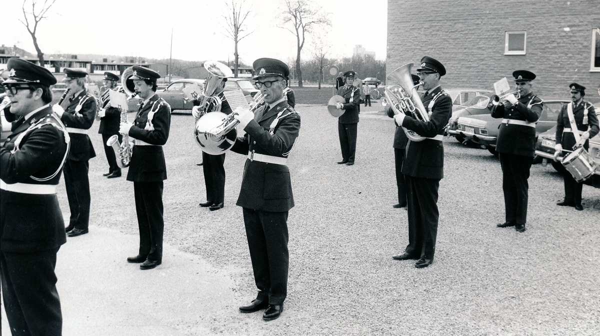 Regementets och försvarsområdets dag den 4 maj 1974

Bild. 1-5 Regionmusikkåren under ledning av regionkapellmästare Åke Dohlin inleder regementets dag med spelningar på olika platser i Strängnäs.
Här underhåller kåren utanför Vivobutiken (mottemot Vårdcentralen på Finningevägen)