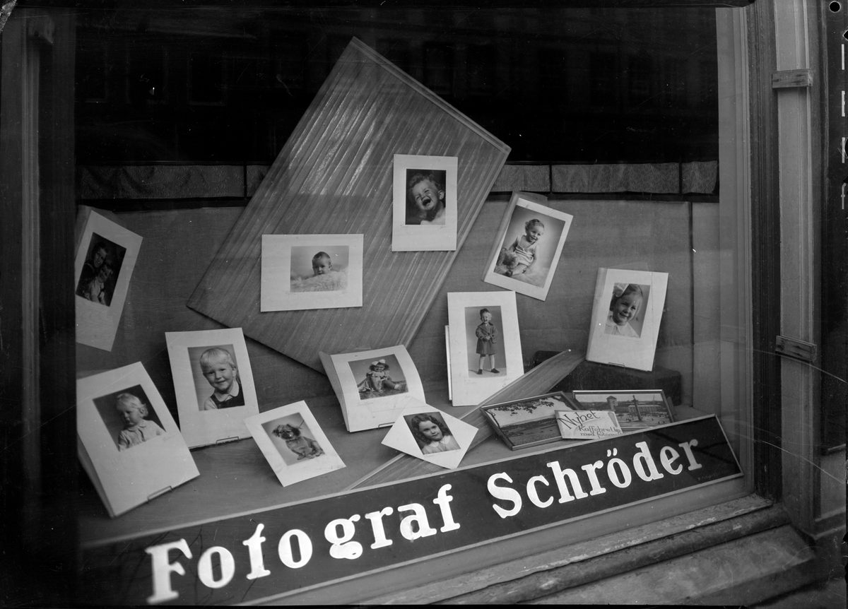 Utstilling i butikkvinduet hos Fotograf Schrøder