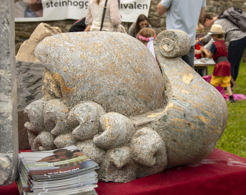 Hogget steinskulptur av et vikingskip