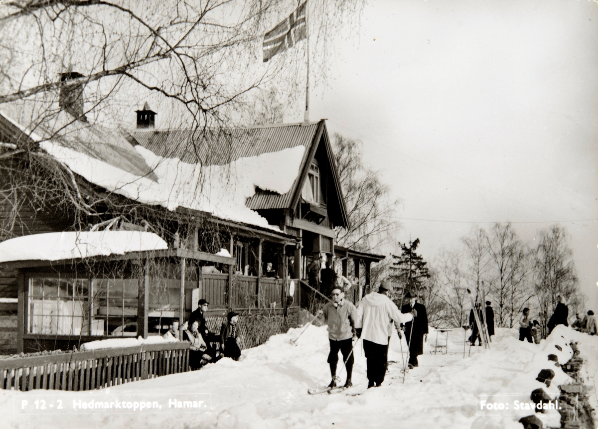 Postkort, Hamar, Hedmarktoppen Friluftsrestaurant og Sportsstua, vinter med folk på ski,