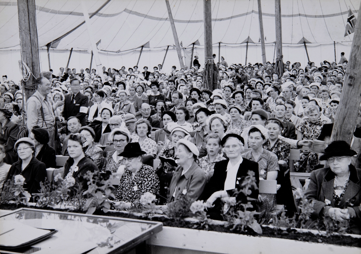 Postkort, Hamar,  Hedmarktoppen Motell og Kafeteria, Filadelfiamenigheten på Hamar, Pinsevennene har arrangert årlig et sommerstevne her på sin eindom på Hedmarktoppen fra 1954, 