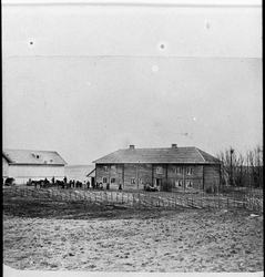 Juls-Narum i Kolbu ca. 1875. Bildet viser gårdsplassen og hu
