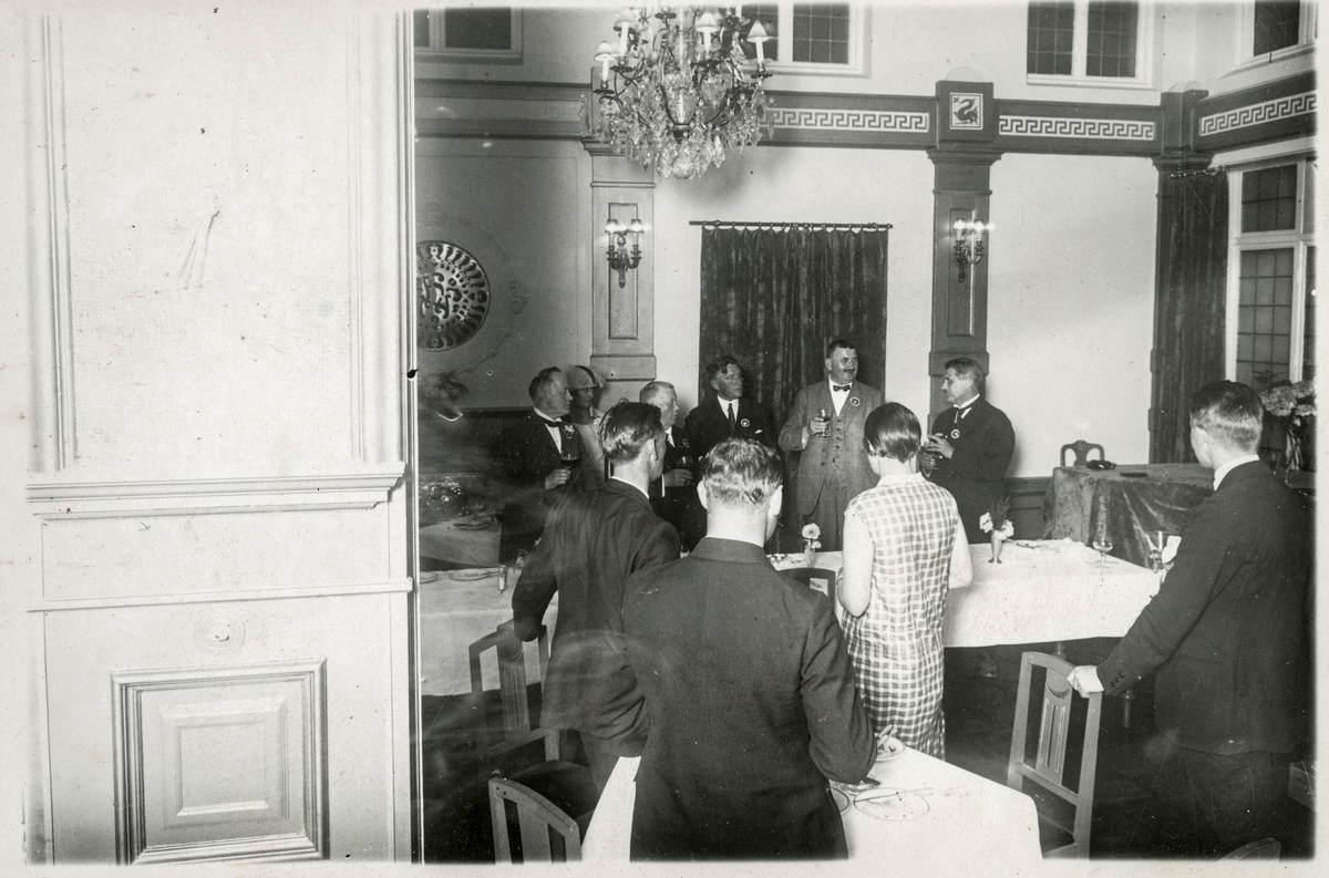 Middagsarrangement for Roald Amundsens og hans følge. Gjester på vei inn til festlokalet - Roald Amundsens ankomst til Bergen med S/S "Bergensfjord" efter "Norge"s flukt overe Polen. - 12. juli 1926