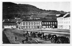 Bragernes torg i Drammen før 1866. Hestekjøretøy, vognmenn. 