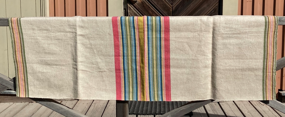 Vävprov till duk i oliksidig kypert med varpeffekt.  
Varp: oblekt och kulört cottolin 28/2
Mittparti: blågrå, turkos, mörkblå, blågrön, rosa, röd, ceris, ljusrosa, senapsgul och ljusgul.
Bård: grön, mossgrön, grå, gul, brun och oblekt.
Inslag: oblekt lingarn nr 12

Omarbetning av kjolrandning från Fanbyn/Stöde

Samma modell som  YMHF-0292 (liksidig korskypert) och YMHF-0357 (oliksidig kypert med varpeffekt)