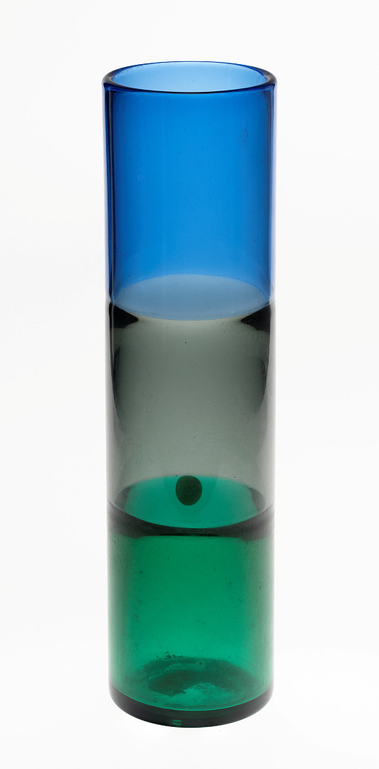 Sylindrisk vase i gjennomskinnelig farget glass i incalmo-teknikk.
