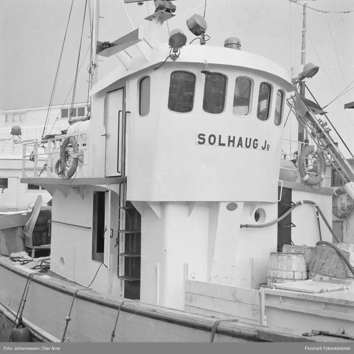 Påskrift: Bilde viser nybåten M/K "Solhaug jr." på havna i Båtsfjord 

Båten har nummer F-75.BD malt på høyre side (vises ikke på foto)

I bakgrunnen kan man se Nils H. Nilsens fiskebruk 