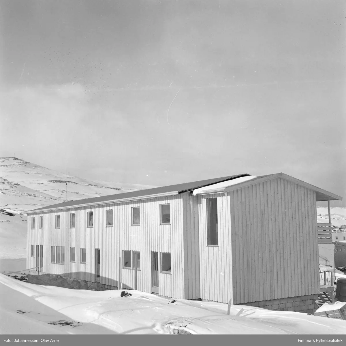 Nederste rekkebygget tilhørende Sildoljefabrikken på Lieholmen i Båtsfjord, Finnmark

Foto trolig tatt på tidlig 1970-tallet
