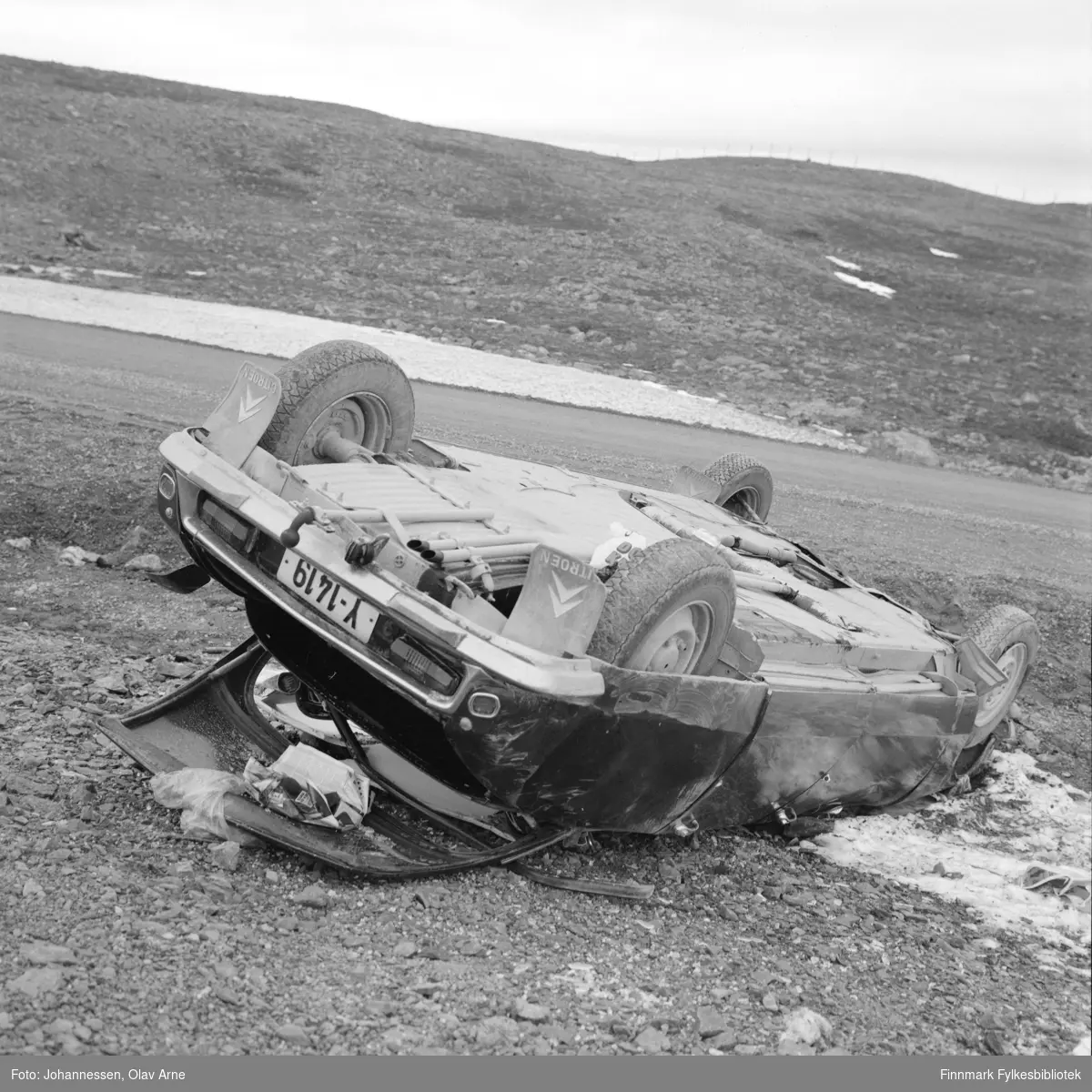 Foto av Citroen DS "Padde" på Båtsfjodfjellet som har skjørt ut av veien, trolig en gang på tidlig 1970-tallet

Bilen har skiltnummer Y-1419 