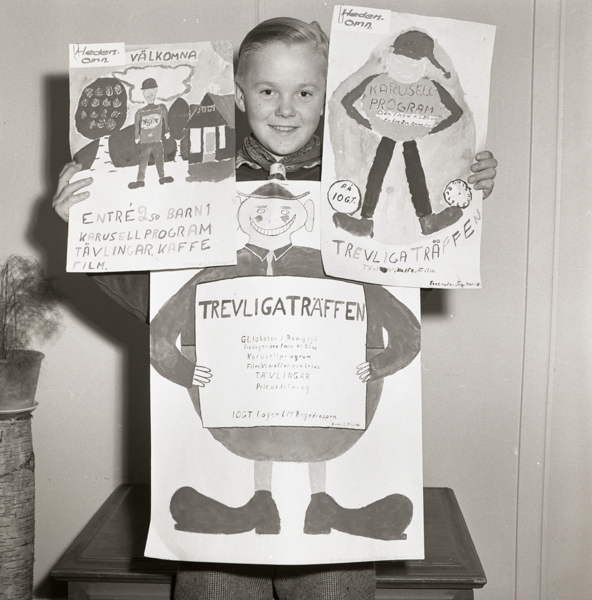 Hildings son håller i planscher med roliga figurer den 29 oktober 1957.