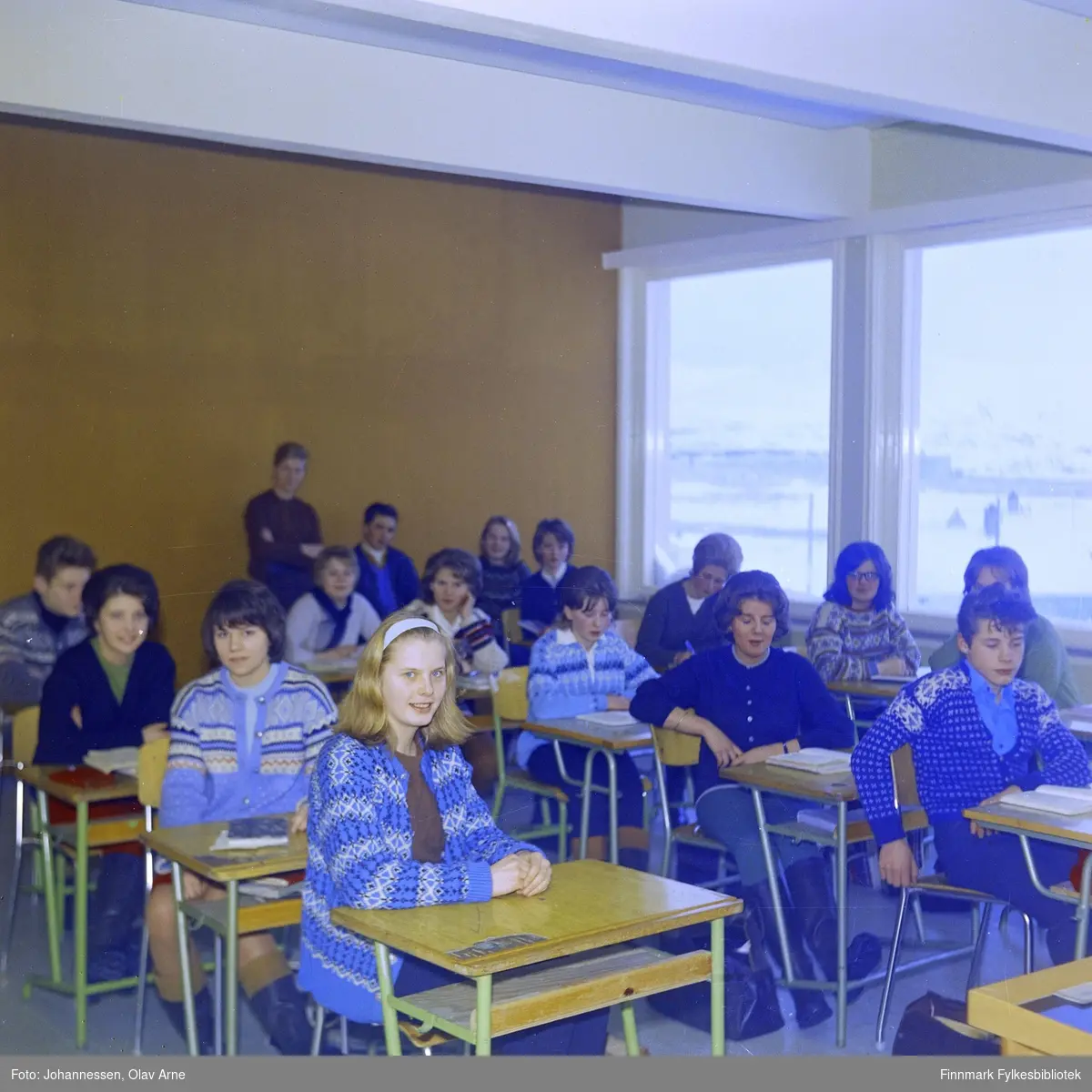 Foto av skoleklasse, muligens på Båtsfjord skole (usikkert)

Trolig på 1960/70-tallet