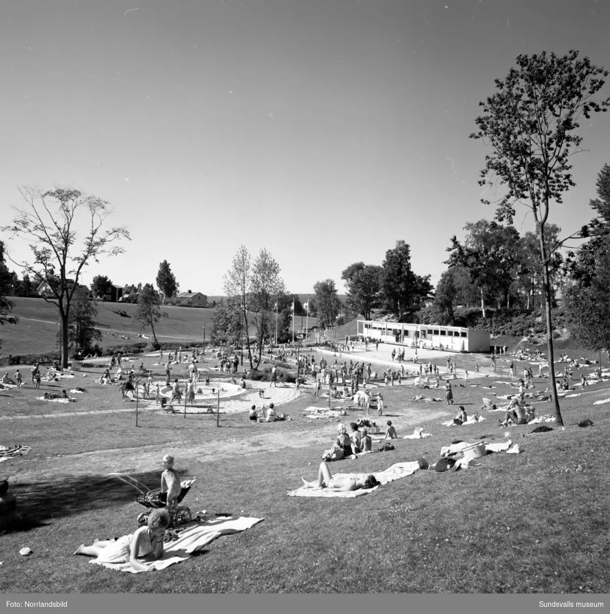 I nuvarande Fagerdalsparken fanns fram till början av 2000-talet ett friluftsbad, på relativt bekvämt promenadavstånd för semesterfirande Sundsvallsbor. Badet låg på platsen där grosshandlare Nils Wikström, en av de första träpatronerna, hade sitt sommarställe Villa Fagerdal  som byggdes 1865 vid Sidsjöbäcken. Villan stod kvar fram till 1950-talet och 1959 anlade Sundsvalls stad Fagerdalsbadet,  parken rustades upp och blev ett populärt tillhåll sommartid, inte minst för barnen. Hösten 2002 revs badet och groparna fylldes igen, men parken finns kvar – en rest av Villa Fagerdals trädgård.