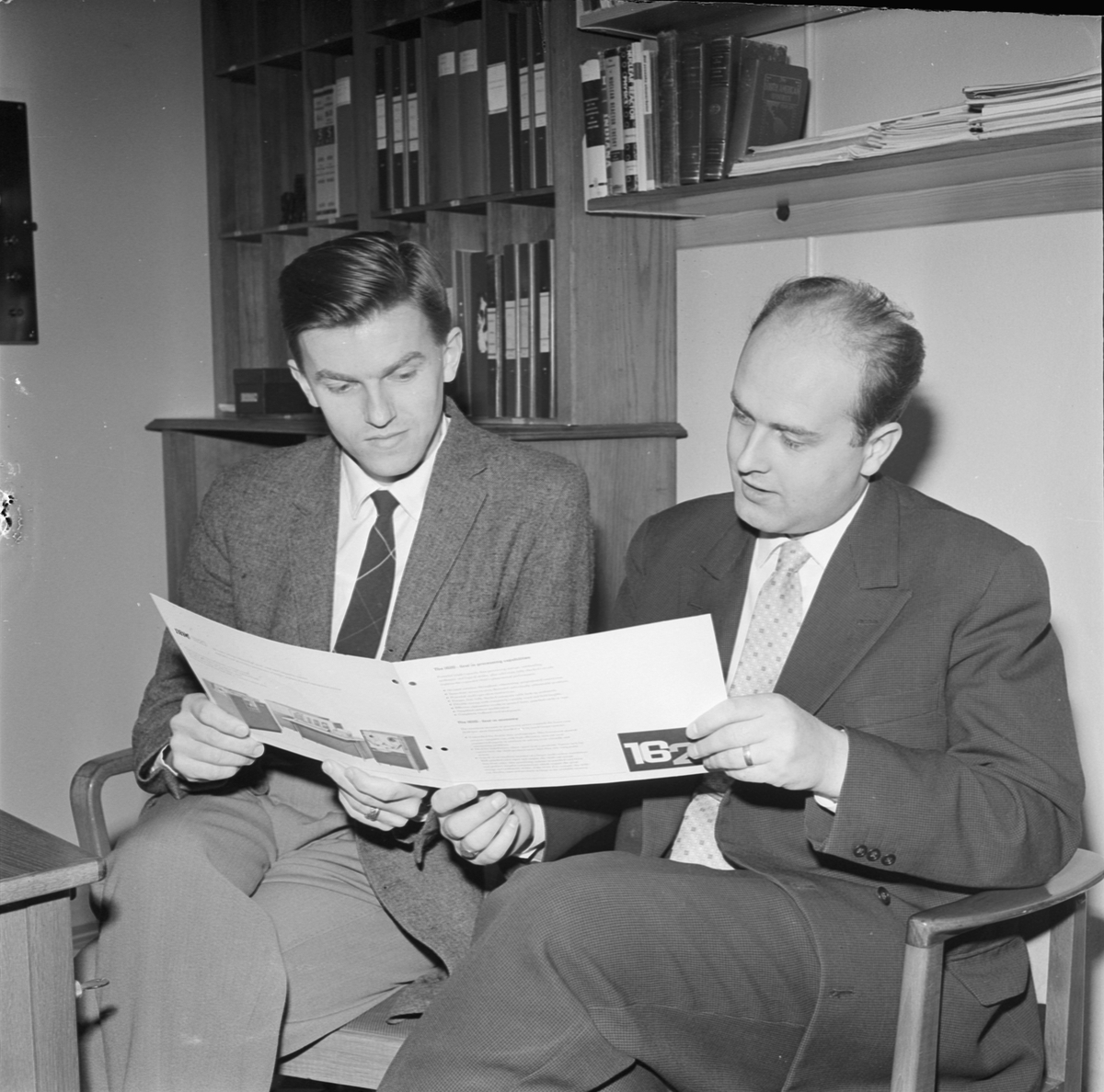 Universitetet, ny matematikmaskin, docent Lindgren och Werner Schneider studerar broschyren, Uppsala 1960