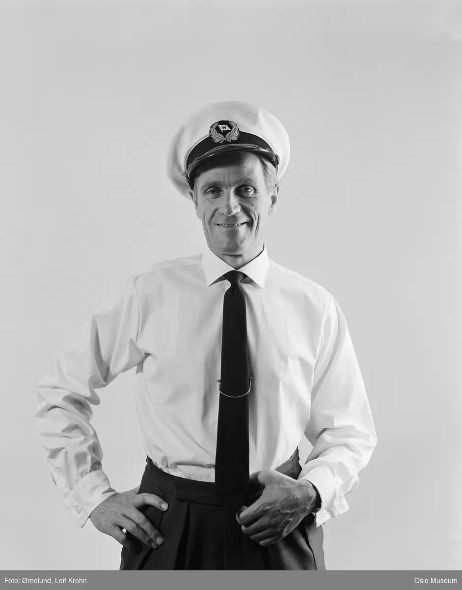 mann, stående halvfigur, uniform for Wilh. Wilhelmsen rederi