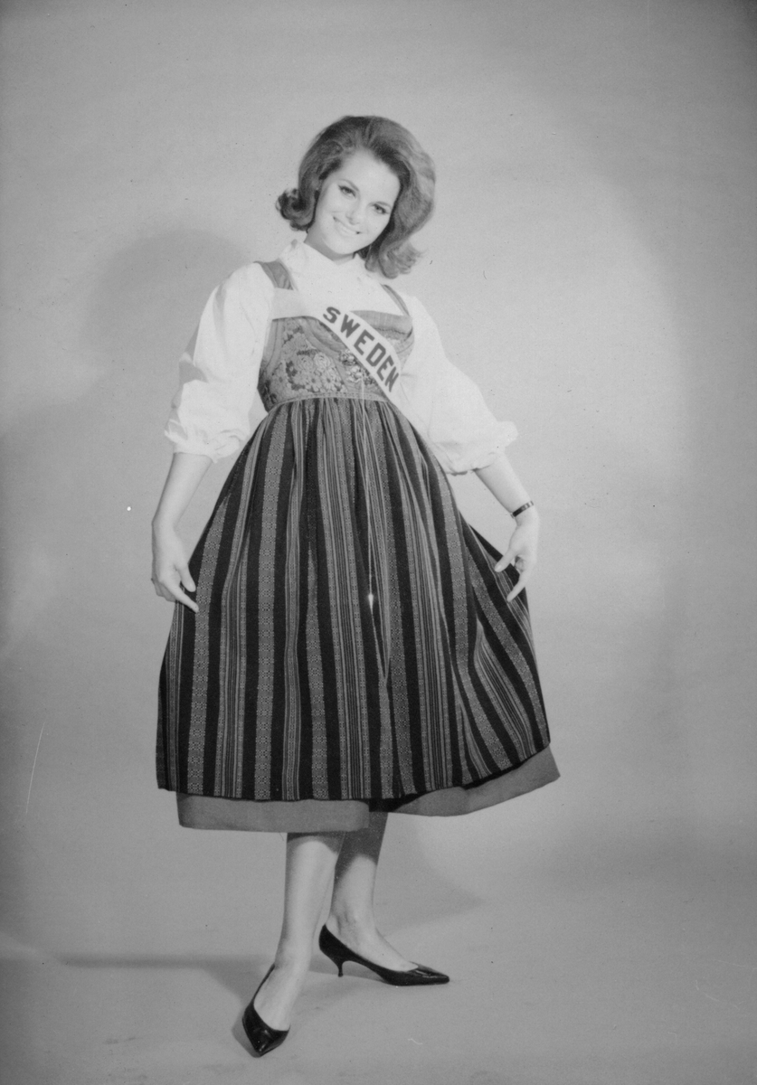 Siv Åberg inför Miss Universum-tävlingen i Miami 1964. Iklädd folkdräkt.