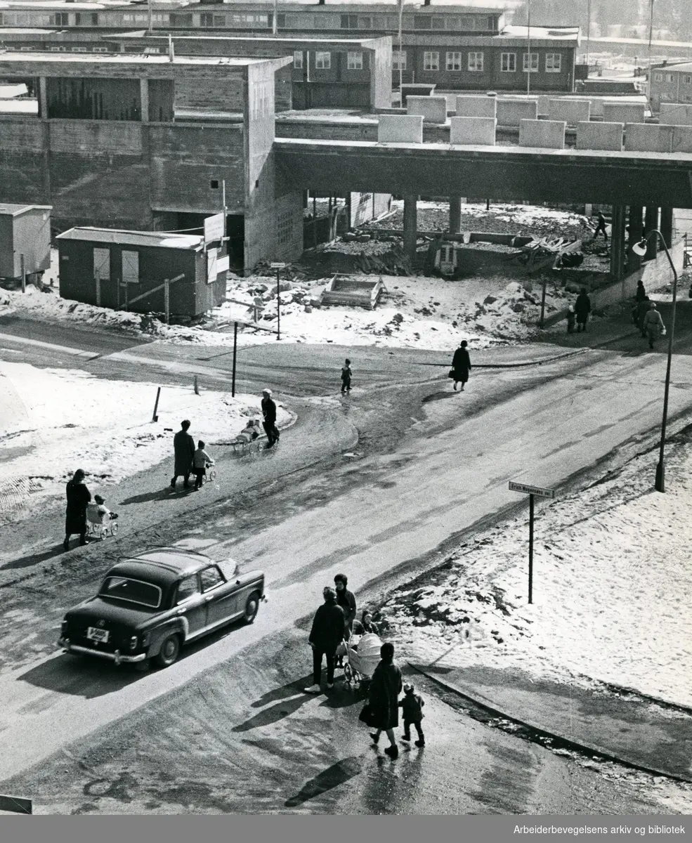 Veitvet t-banestasjon under bygging. Krysset Erich Mogensøns vei og Veitvetveien. April 1963.