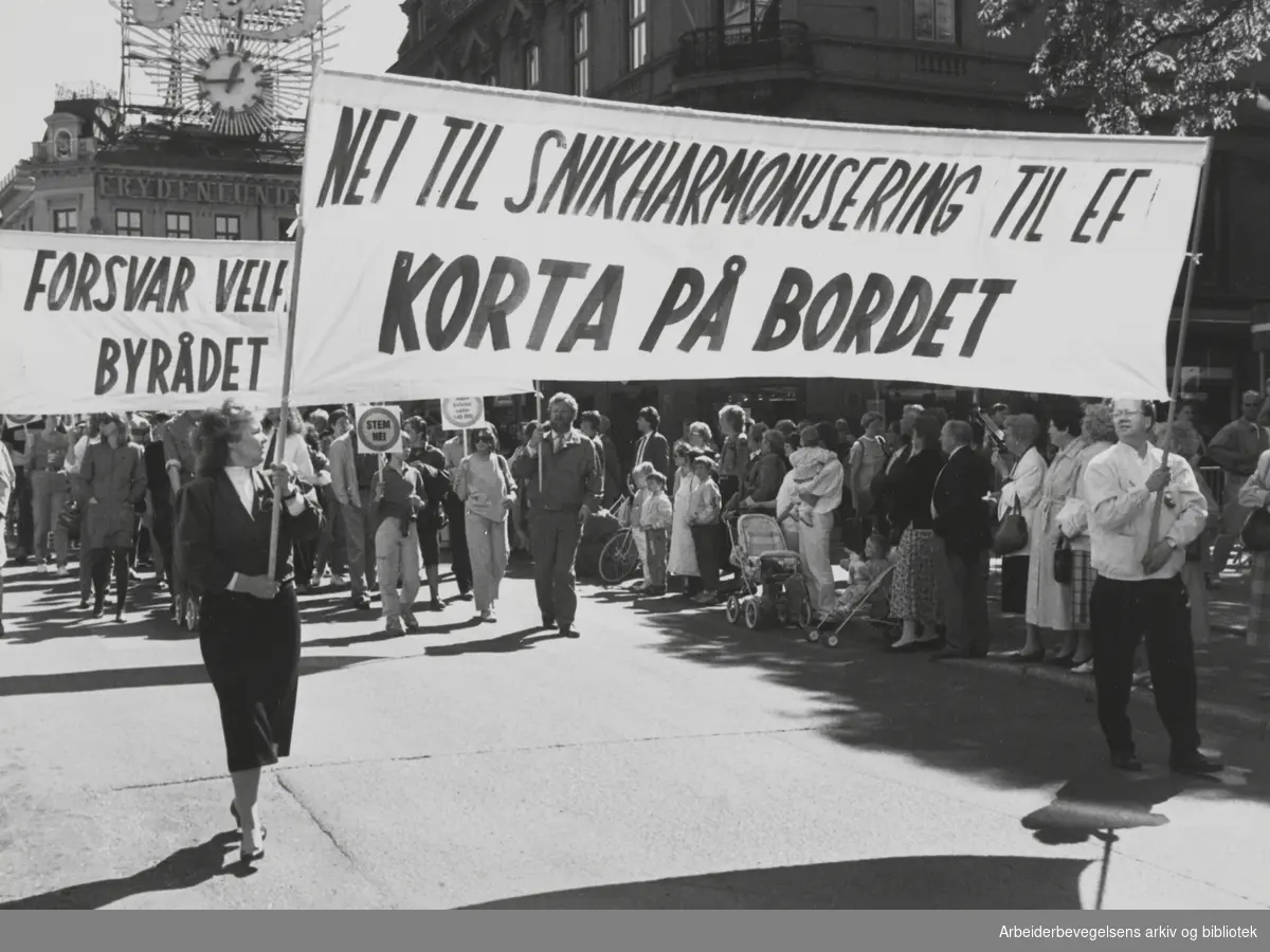 1. mai 1990. Fane foran: Nei til snikharmonisering til EF - Korta på bordet.