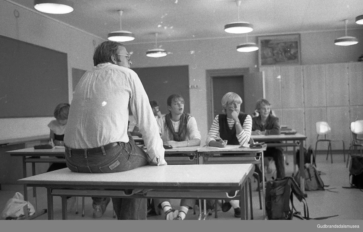 Prekeil'n, skuleavis Vågå ungdomsskule, 1974-84
I klasserommet. Mathias Øvsteng (lærar).