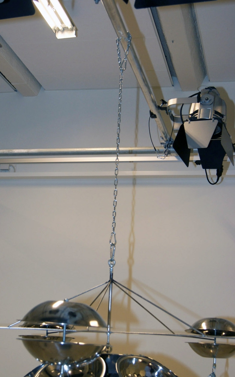 Uho (Unindentified hanging object)                               [Skulptur]