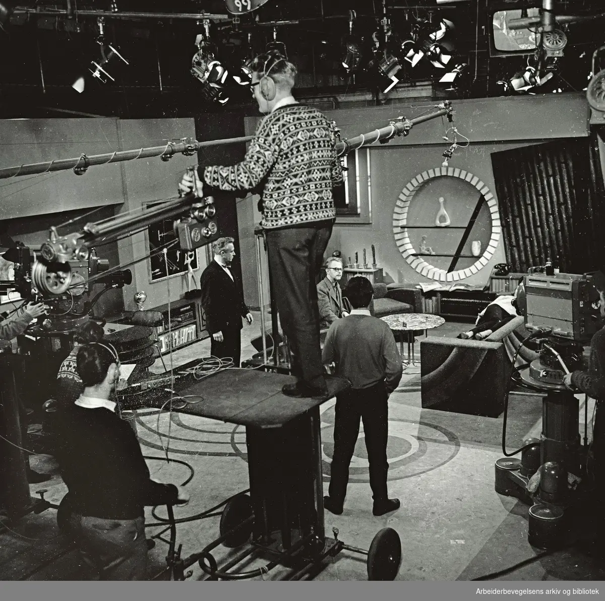Fjernsynsteateret. Innspilling av Helge Kroghs skuespill: "Underveis". November 1963