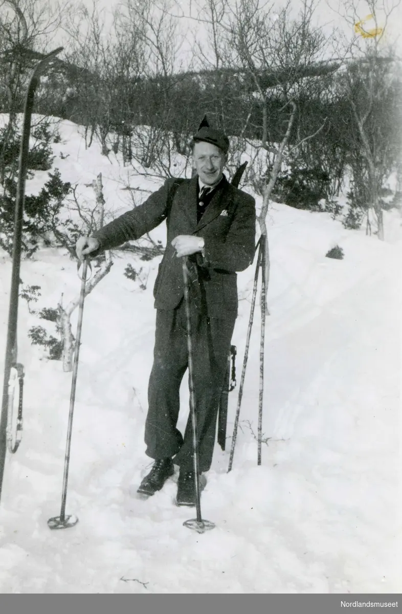 Johan Heyerdahl Karlsen (f. 1914) fra Stegen på Engeløya ute på skitur.