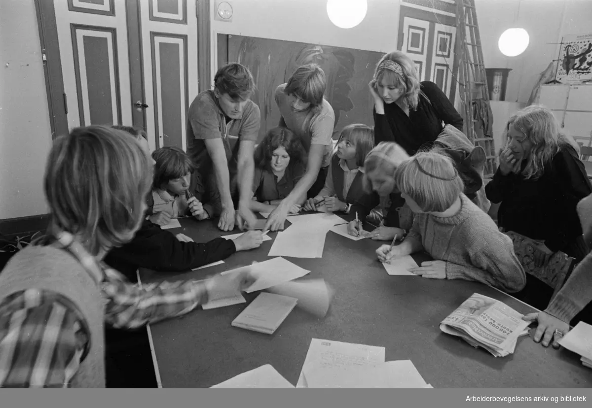 Forsøksgymnaset i Oslo. En av førsteklassene får innføring i samarbeidsproblemer med lærer Niels Hartsberg som veileder. September 1970