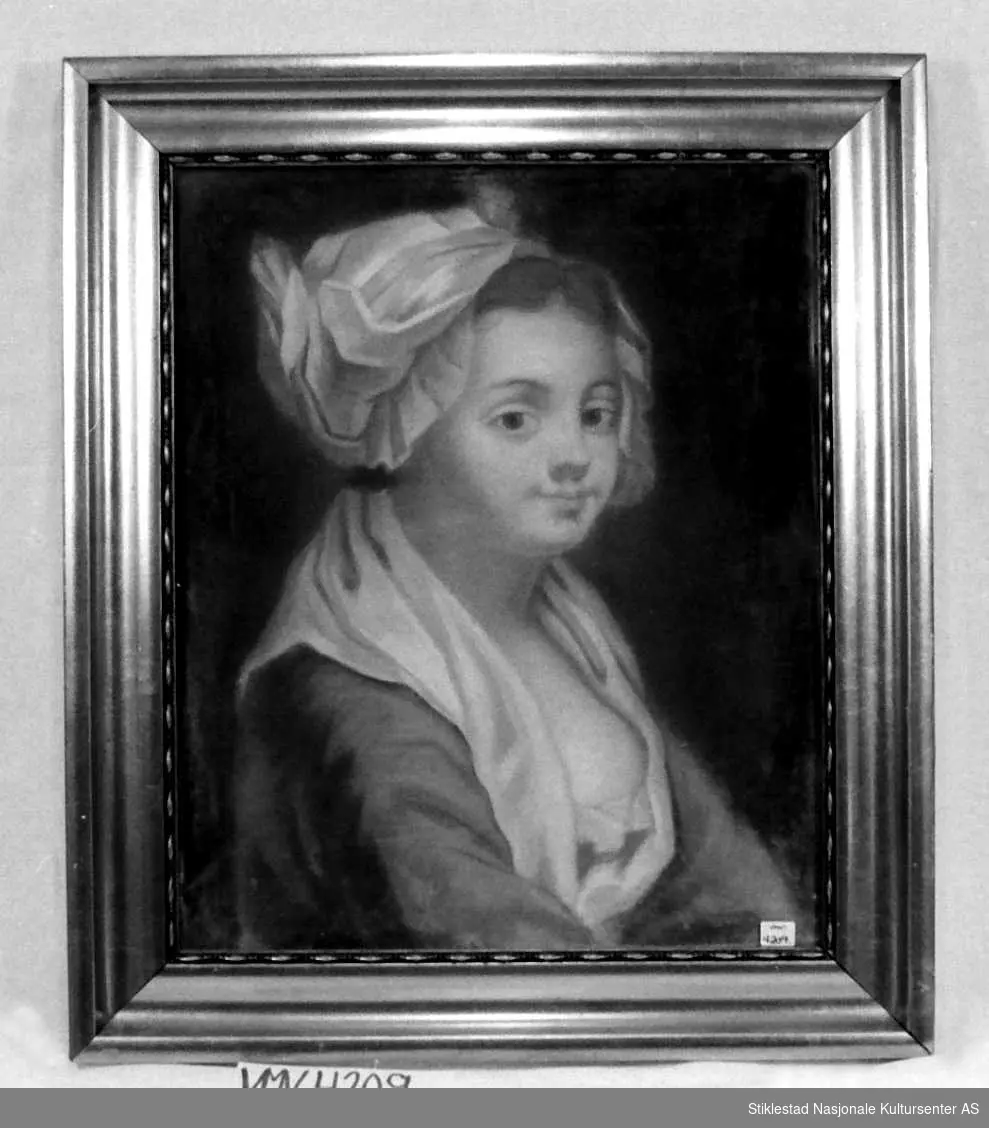 Portrett av kvinne med hodeplagg. 