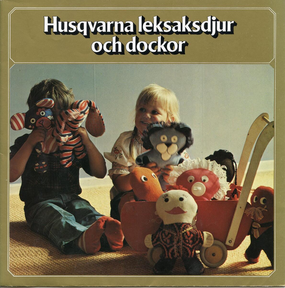 Mönsterhäfte, Husqvarna leksaksdjur och dockor. 1970-tal. Häftet viks tre gånger och innehåller mönster samt sömnadsbeskrivningar för diverse olika mjukdjur och dockor. Guldfärgat omslag med en bild på framsidan föreställande två barn som leker med mjukdjur samt texten "Husqvarna leksaksdjur och dockor". På baksidan en bild samt texten "Husqvarna leksakskuddar". Tidningen har använts i utställningen "1900-talets rum". Från Violet Bergdahls samling.