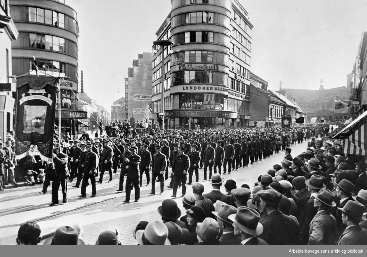 1. mai i Oslo, 1934. Oslo Sporveisbetjenings Forening (Nå Oslo Sporveiers Arbeiderforening) i demonstrasjontoget. Storgata