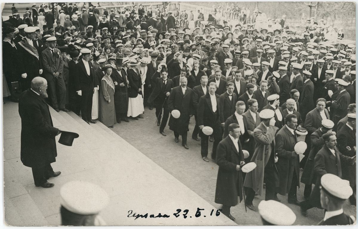 Vykort - studenter utanför Universitetshuset, Uppsala 1915