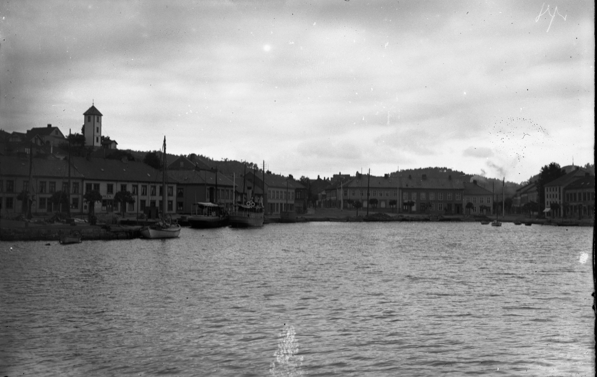 Foto av Risør havn

Fotosamling etter fotograf og kringkastingsmann Rikard W. Larsson (31.12.1924 - 08.06.2015).