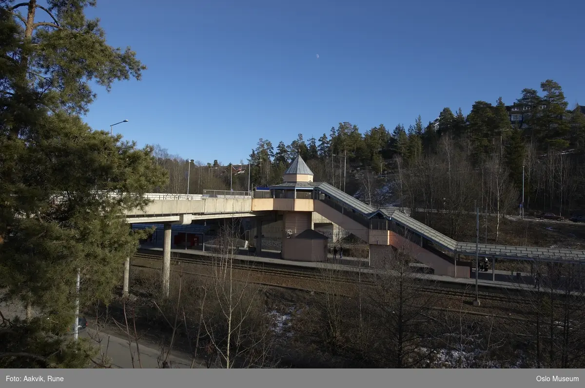 Holmlia stasjon, bro, trapp, perrong, sporområde, vei, skog