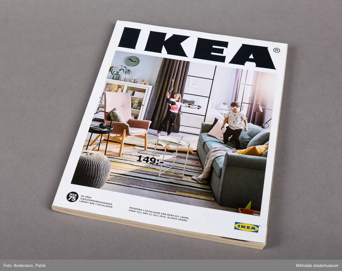 Katalogen: "IKEA   2019", utgiven runt augusti 2018 av Ikea.

Framsidan av katalogen föreställer ett vardagsrum med två lekande barn, längst in i rummet finns ett sovrum. Det finns även svart tryckt text: 
"IKEA
IKEA 75 SE VÅRA JUBILEUMSERBJUDANDEN LÄNGST BAK I KATALOGEN.  
PRISERNA I KATALOGEN KAN BARA BLI LÄGRE FRAM TILL DEN 31 JULI 2019, ALDRIG HÖGRE." tillsammans med IKEA-loggan i gult och blått.
Framsidan gör också reklam för GLADOM brickbord 149kr.
Baksidan av katalogen gör reklam för BILLY bokhylla 495kr och SKÅDIS förvaringstavla 179kr. Texten: "Inter IKEA Systems B.V. 2018. SE Vi reserverar oss för eventuella tryckfel och slutförsäljning." finns också tryckt på baksidan.