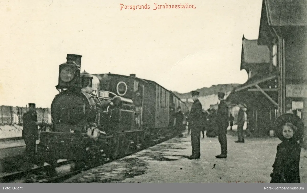 Damplok type V med persontog på Porsgrunn stasjon