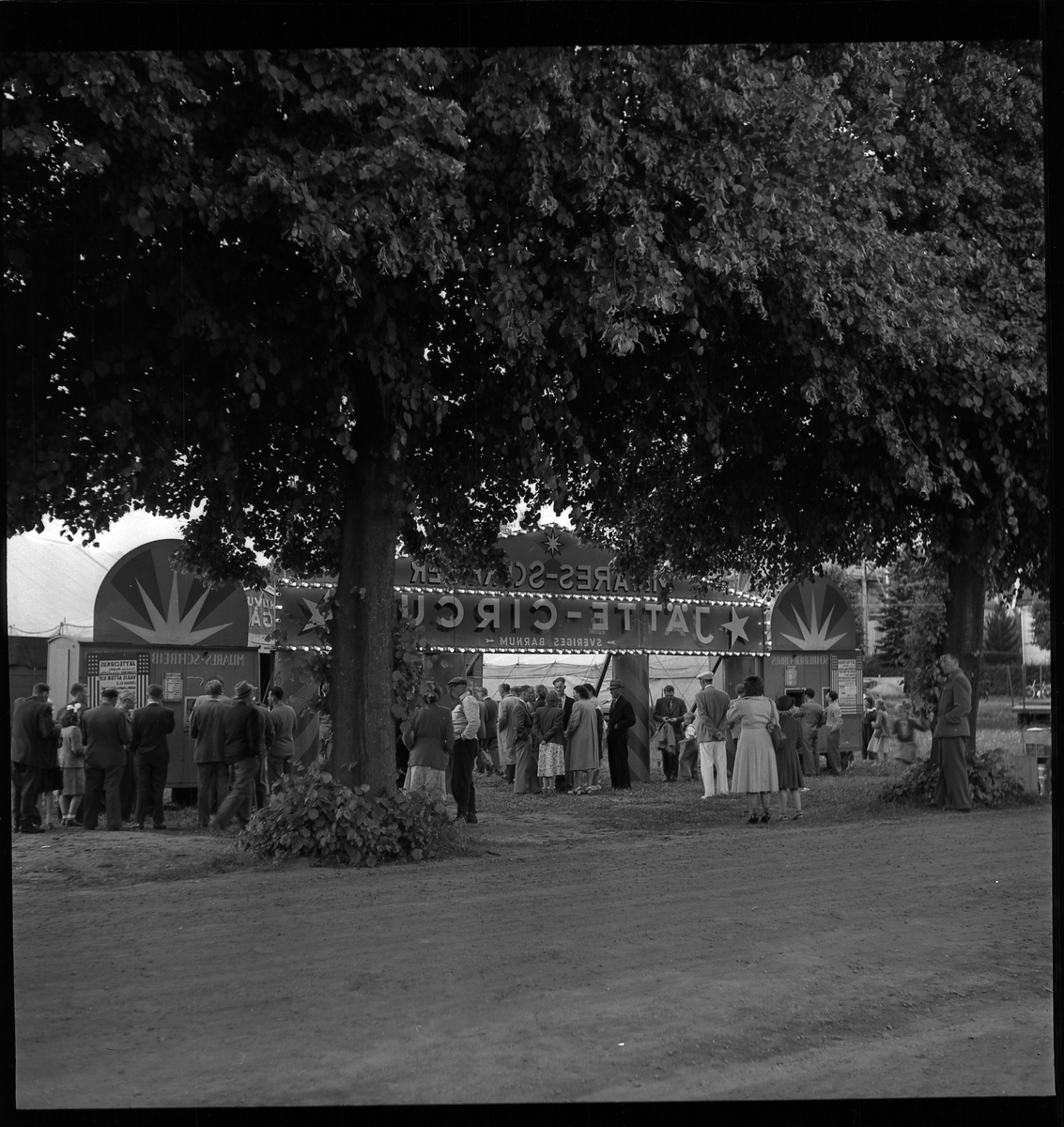 Cirkus vid Sveagatans slut/Stråles allé, före E20. (Spegelvänt neg) Juli 1950