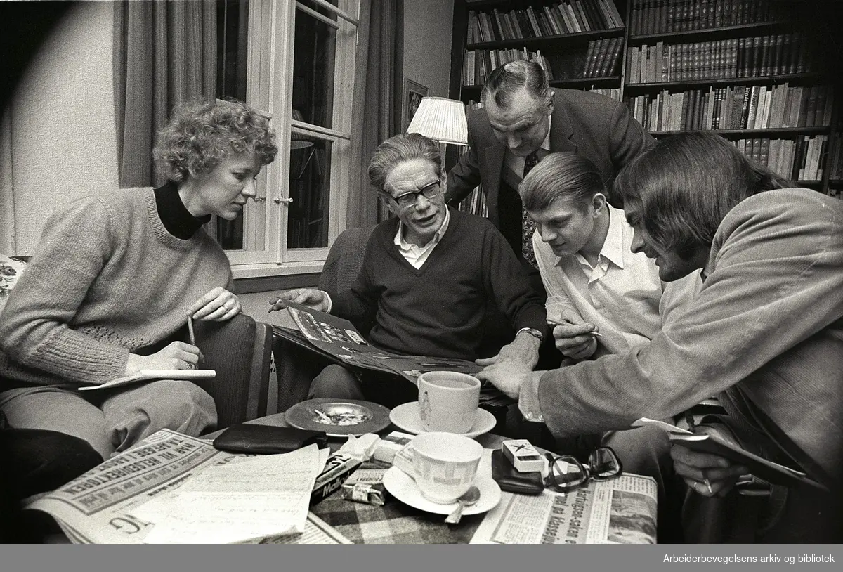 Redaksjonen i avisa Orientering (SF) forbereder jubileumsavis. Fra venstre: Birgit Laudal, Sigurd Evensmo, Ragnar Wold, Kjell Cordtsen og Ivar Sekne. Februar 1973