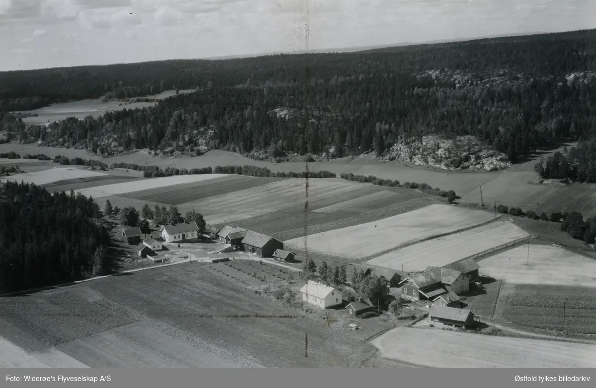 Flyfoto fra Ørmen, vestre 8 og 4 / 7, 6, 1 1949 i Onsøy.
