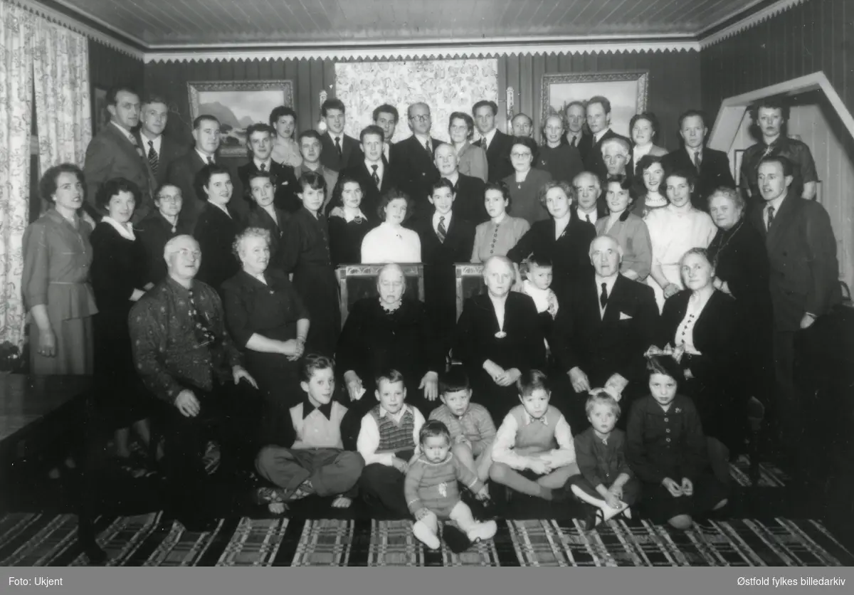 Familiebilde tatt på Berby i Varteig 1955 i anledning onkel Anders' besøk fra USA. Etterkommere etter Pauline & Edvard (død) Berby. Navneliste med plassering- snu fotokort.