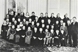 Østaskog skole 1899 med deres lærer Olaf Tonning ytterst til