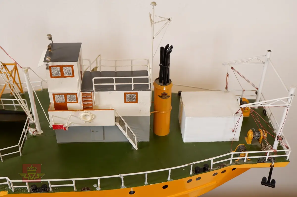 Miniatyr båt/slepe-lekter med påbygd komplett grustak. Bygget i hovedsak av tynn metallplate.