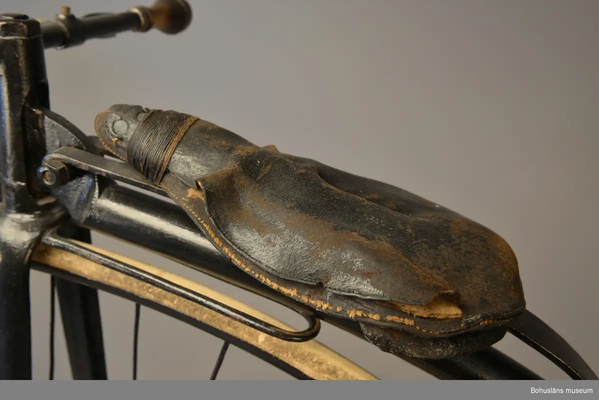 Höghjuling  tillverkad av The Howe Machine & Co i Glasgow 1880-1883. Cykelmodellen kallades för"Ordinarie".
Gjuten text på cykellampans mässingsdel "KING OF THE ROAD T B L W". TBLW -Tomas Bowling Lamp Works,  petroleumlampa tillverkad på Joseph Lucas and Son  i Birmingham.


Ur handskrivna katalogen 1957-1958:
Welociped
H. 147 cm; d. stora hjulets D. 134 cm; läderklädd sits, trasig; ett handtag fattas; 8 ekrar borta. Styrhuvudet knäckt. Ngt rost. Handtagen av horn.

Lappkatalog: 40