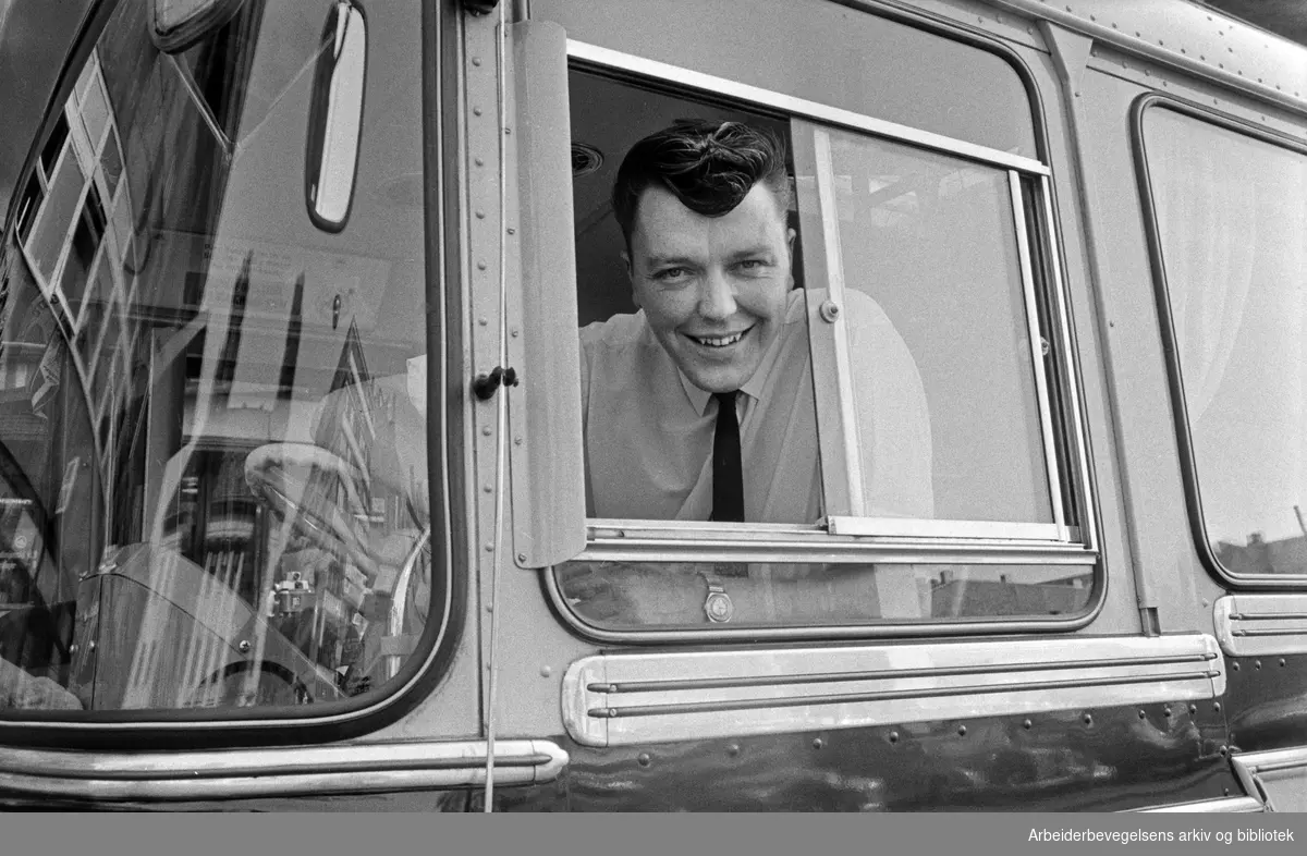 Bussjåfør Ole Andreas Ingemoen på en turistbuss utenfor Norsk Folkeferies ekspedisjon på Arbeidersamfundets plass. Juli 1968.