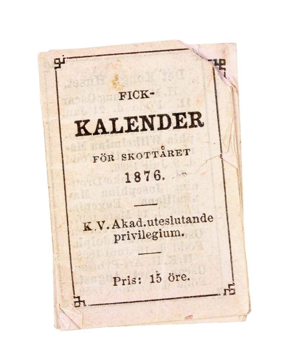 Fickkalender, miniatyr. Rosafärgat papper (blekt) med svart text. Framsidan med texten: "FICK-KALENDER FÖR SKOTTÅRET 1876". Trådbunden rygg, övre bindningen släppt. Ett hörn med pappersbortfall.